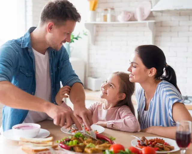 Nutrition pédiatrique - Enfant mangeant sainement